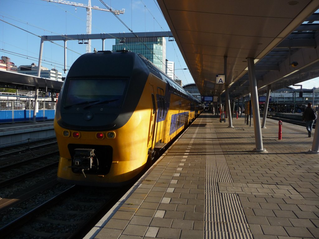 Ein VIRM-Triebwagen f�hrt in den Bahnhof Utrecht ein. 26.10.2011