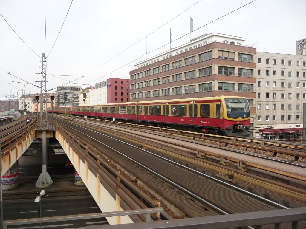 Ein Vollzug 481er bef�hrt am 11.04.2012 die Berliner Stadtbahn am Bahnhof Alexanderplatz.
S7 -> Potsdam Hauptbahnhof