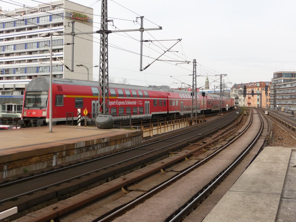 Eine Doppelstockgarnitur des Airport-Express Sch�nefeld erreicht am 11.04.2012 Berlin-Alexanderplatz.
Linie RB14 -> Berlin Sch�nefeld Flughafen