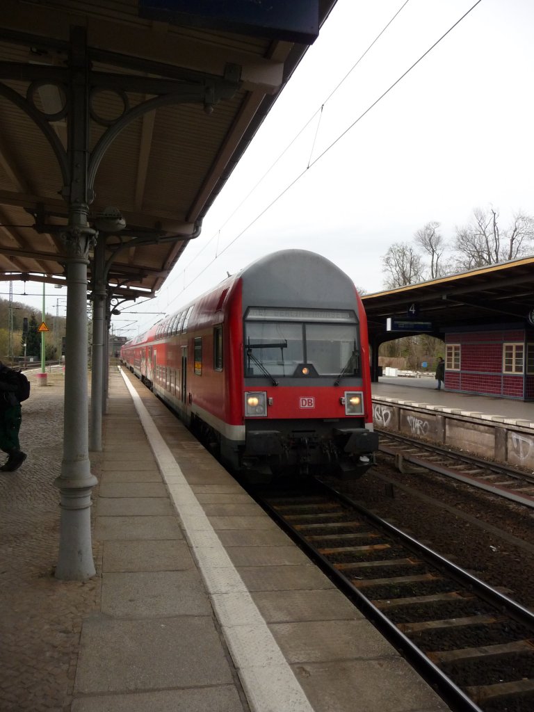 Eine Doppelstockgarnitur erreicht am 11.04.2012 den Bahnhof Berlin-Wannsee, wo an diesem Tag baustellenbedingt die Linien RE1 und RE7 endeten.
RE7 -> Berlin-Wannsee