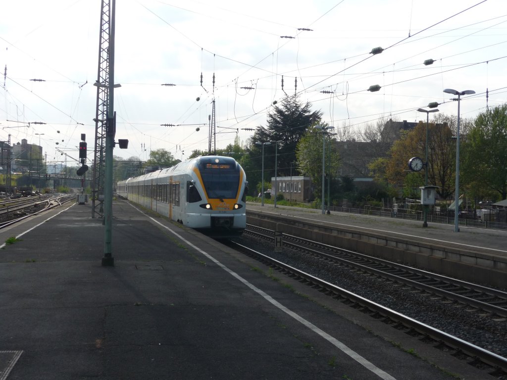 Eine Doppeltraktion eurobahn-Flirts mit ET 7.06 an Spitze erreicht am 15.04.2011 Wuppertal-Oberbarmen
RE13 -> Hamm