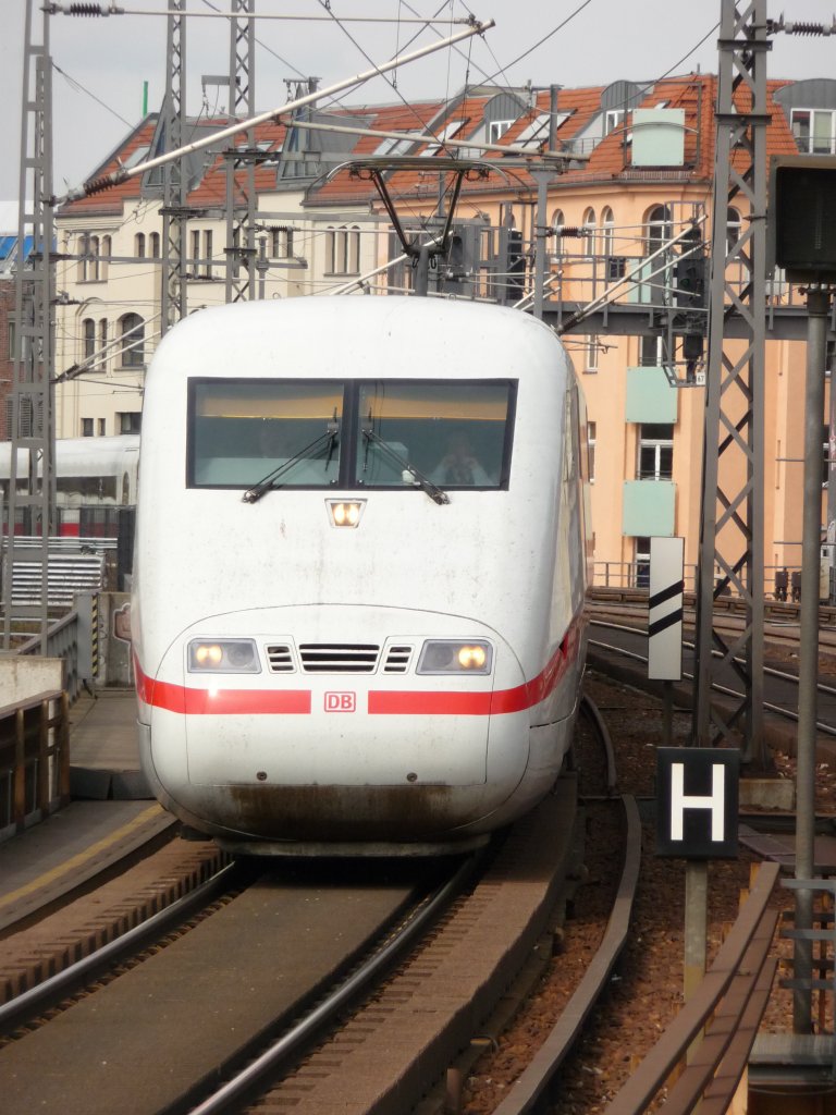 Eine Doppeltraktion ICE2 aus Richtung K�ln/D�sseldorf durchf�hrt am 11.04.2012 Berlin-Alexanderplatz.