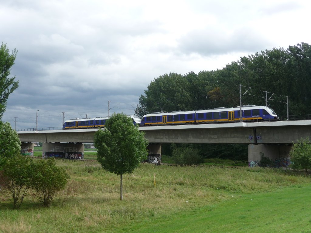 Eine Doppeltraktion NWB-Lints auf der Hammer Rheinbr�cke. 23.08.2010
Linie RE10 -> D�sseldorf Hauptbahnhof
