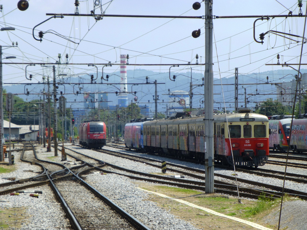 Eine Garnitur 315er Triebwagen steht im hinteren Teil des Hauptbahnhofes von Ljubljana. Der Verkehr auf den elektrifizierten Strecken wird heute vor allem von den Baureihen 312-0 und 312-1 abgewickelt, die dort auch stehen.Au�erdem zu erkennen sind zwei Mehrsystemloks des Typs Taurus.