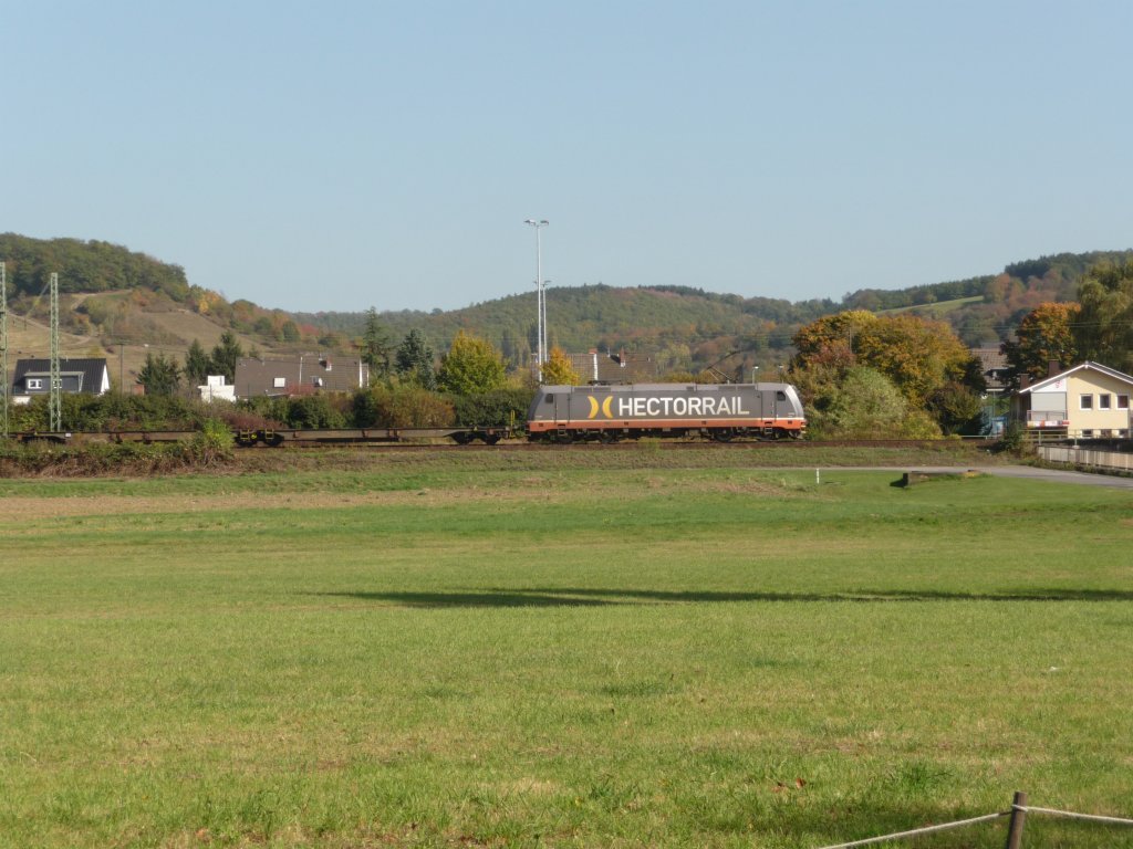 Eine Hectorrail-185 am 11.10.2012 im Rheintal bei Bad H�nningen.