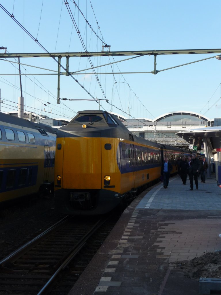 Eine Koplopertraktion, von der der vordere Zug nach Rotterdam Centraal f�hrt, steht hier am 26.10.2011 in Utrecht CS.