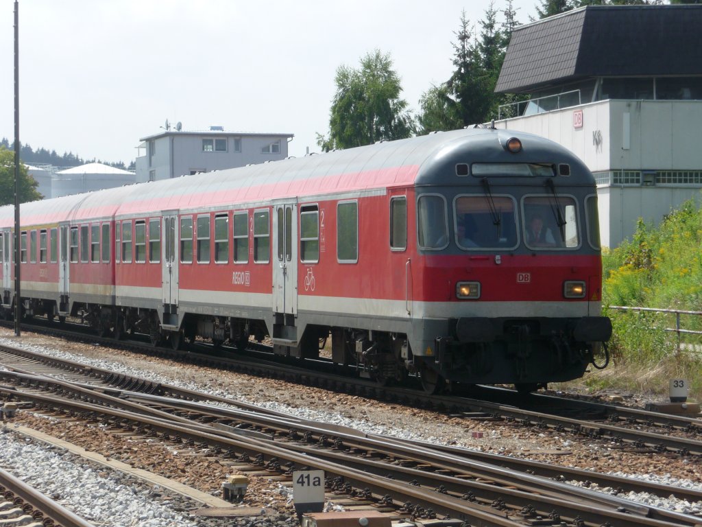 Eine Regionalbahn f�hrt in den Kemptener Hauptbahnhof ein. 01.08.2011