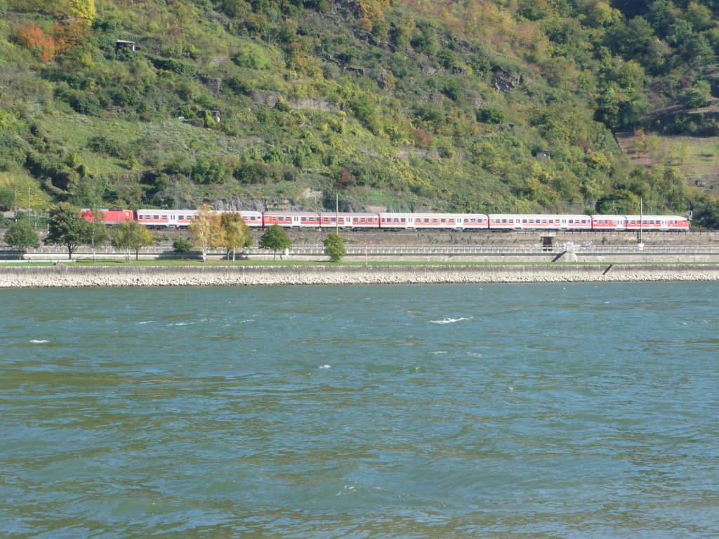 Eine Regionalbahn  mit einer Lok der Baureihe 143 an der Spitze bef�hrt die rechte Rheinstrecke. 11.10.2010