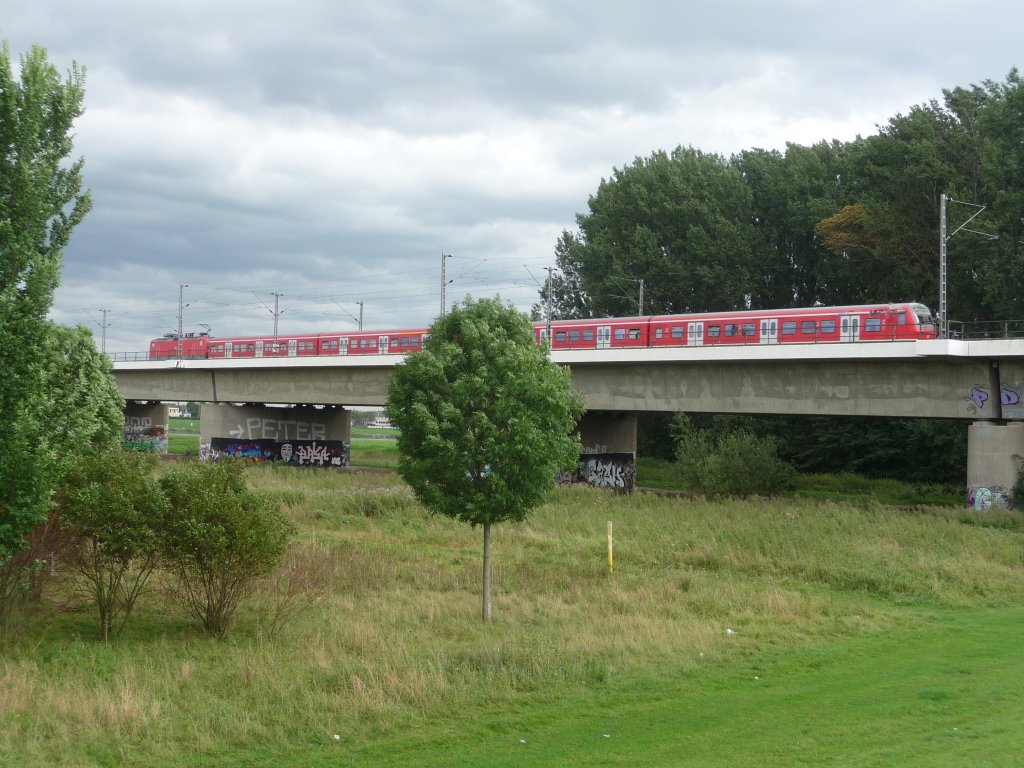 Eine x-Wagen-Garnitur bef�hrt, gezogen von einer 143 die Hammer Rheinbr�cke.