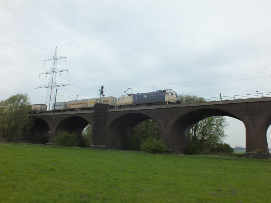 ES 64 U2-064 der WLB (182 564) am 25.04.2013 auf der Rheinhausener Br�cke.