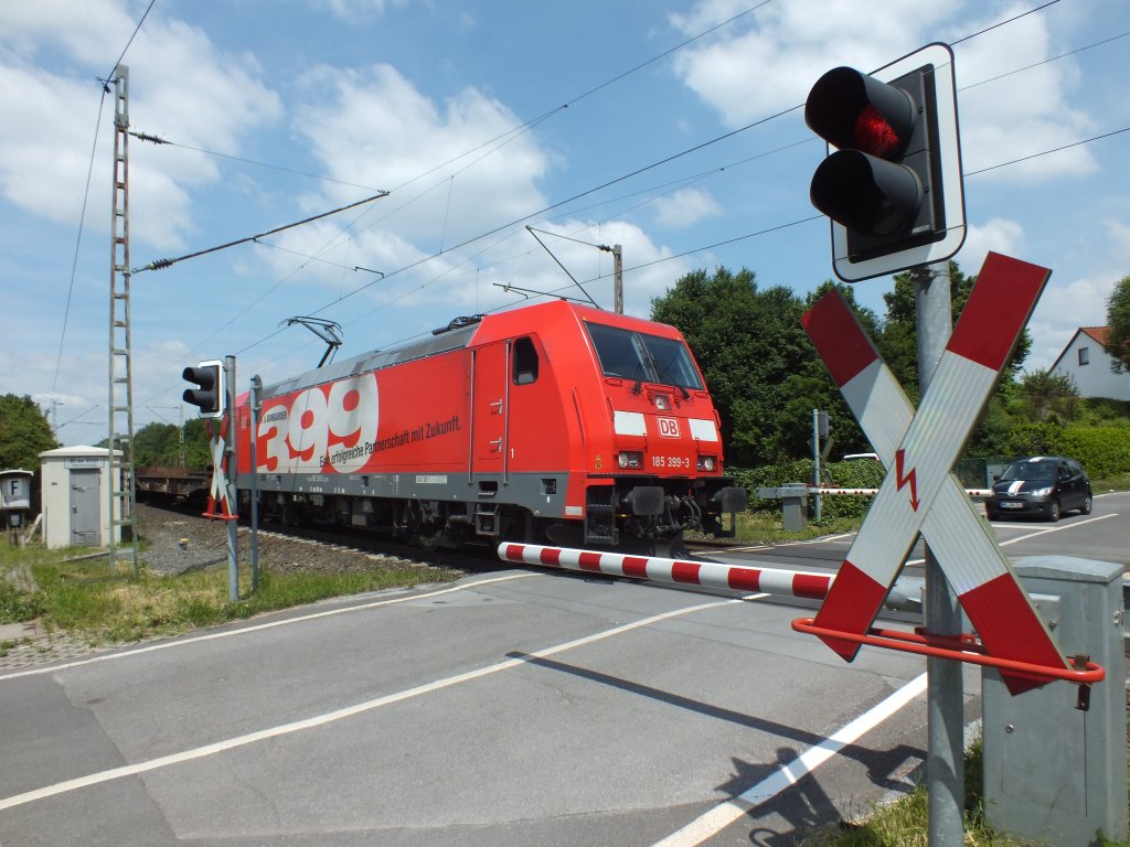 Im �u�ersten S�den Hildens liegt dieser Bahn�bergang, den die Jubil�umslok 185 399 am 3.6.13 mit dem Mercedes-Sprinter-Zug aus D�sseldorf-Derendorf passiert.