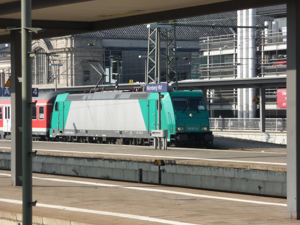 Im Oktober 2011 fuhren aufgrund nicht zugelassener Talent II-Triebwagen auf der Linie S4 der N�rnberger S-Bahn n-Wagen-Garnituren, die mit Angel-Trains-185ern bespannt wurden. Hier 185 617 (91 80 6185 617-8 D-RBSAF) im N�rnberger Hauptbahnhof, 29.10.2011.
S4 -> Ansbach