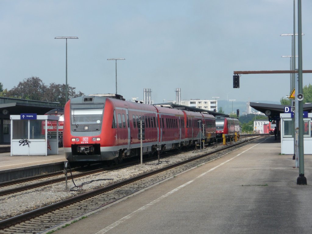 In Kempten werden einige Z�ge gefl�gelt: Die vorderen zwei Triebwagen fahren weiter nach Immenstadt, wo sie in Richtung Oberstdorf und Lindau gefl�gelt werden. Der hinten sichtbare dritte Triebwagen wird abgestellt.
Es f�hrt: 612 076
