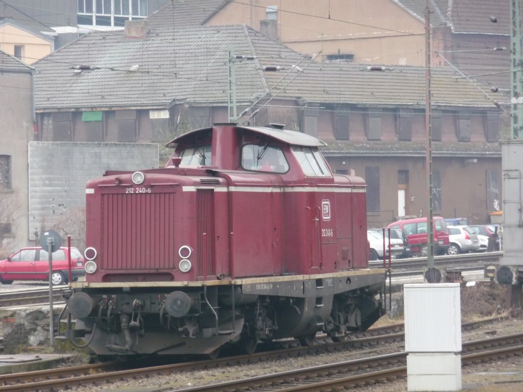 In der wundersch�nen, wenngleich nicht ganz sauberen Bundesbahnlackierung purpurrot ist 212 240 der EfW am 14.03.2010 in Hagen abgestellt.