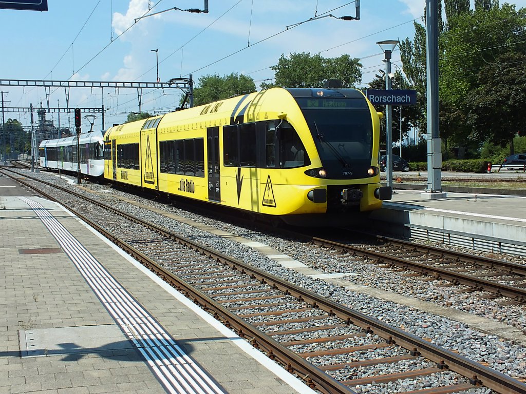RABe 526 707 erreicht am 23.7.13 gemeinsam mit einem GTW 2/8 den Bahnhof Rorschach.
S2 -> Heerbrugg