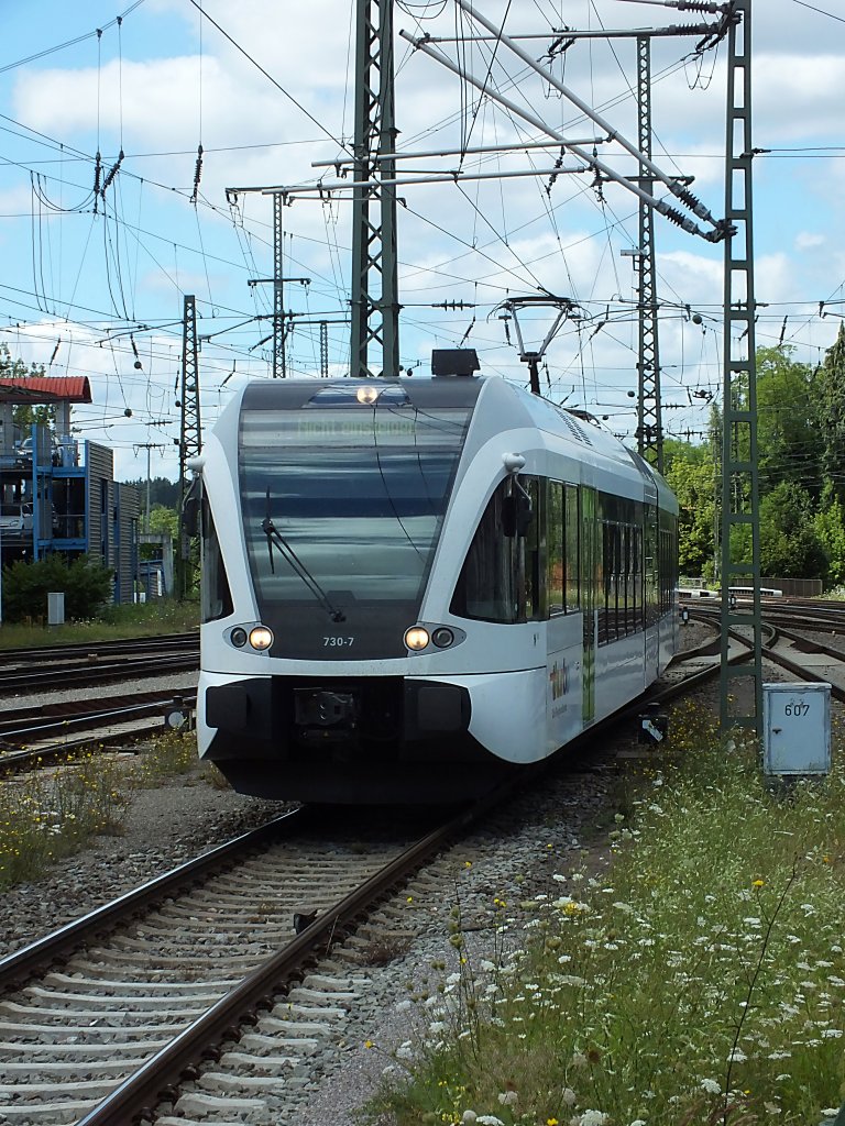 RABe 526 730 erreicht als S22 aus B�lach den Bahnhof Singen.