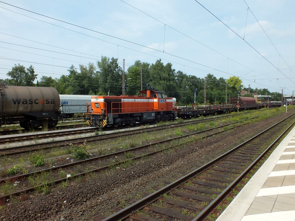 RBH-Lok 803 (98 80 0275 803-1 D-RBH) f�hrt mit einem gemischten G�terzug in den Bahnhof Gladbeck-West ein. Der Zug wurde dort vom Lokf�hrer zerlegt, die hinteren Wagen zur Bedienung der Bottroper Chemiewerke in den RBH-Teil des Bahnhofes �berstellt.
16.7.13