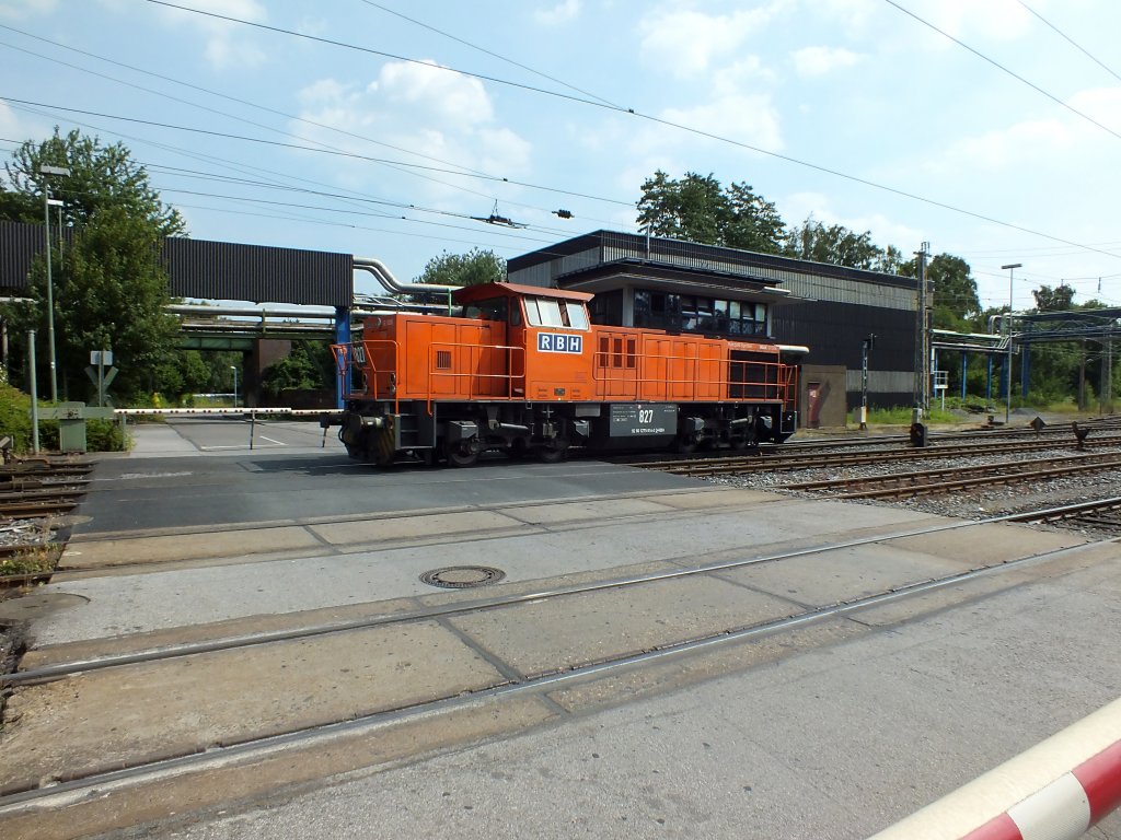 RBH-Lok 827 (92 80 1275 814-2 D-RBH) r�ckt ins RBH-BW in Gladbeck ein.