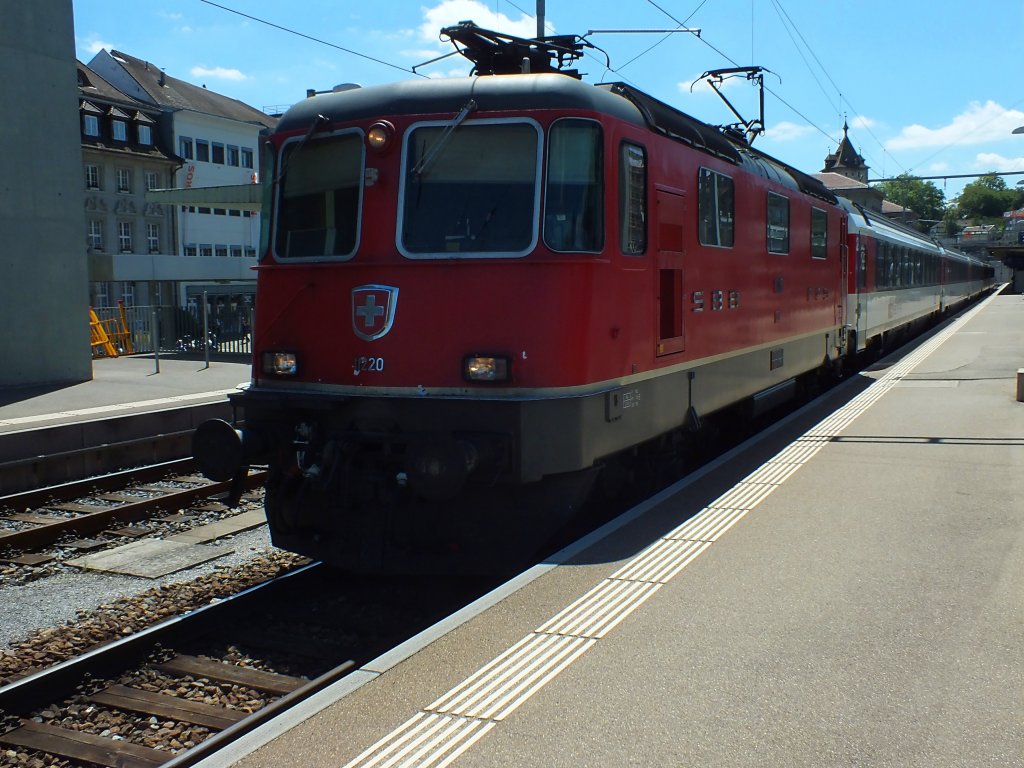 Re4/4  11220 verl�sst am 31.7.13 mit einem Intercity nach Stuttgart den Bahnhof Schaffhausen.