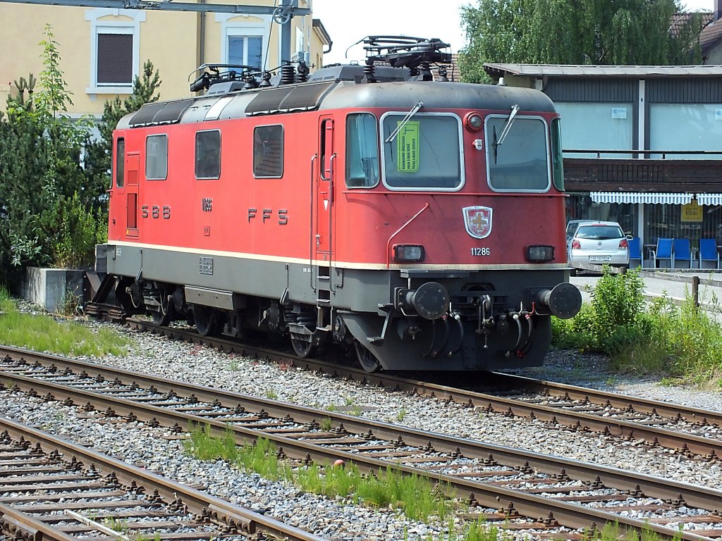 Re4/4 11286 war am 23.7.13 im Bahnhofsvorfeld von St.Margrethen abgestellt. Das gro�e gelbe Schild zeigt an, dass die Handbremse gezogen ist.