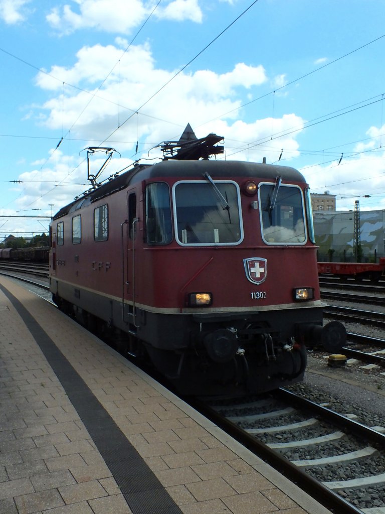 Re4/4  11302 nach der Ausfahrt des Intercitys nach Stuttgart. Bis zur Ankunft des n�chsten Intercitys in Richtung Z�rich zwei Stunden sp�ter abgestellt.
