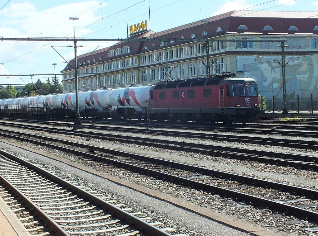 Re6/6 11620 steht hier mit einem Ganzzug aus  Holcim -Wagen im G�terbereich des Bahnhofes Singen (Htw)
