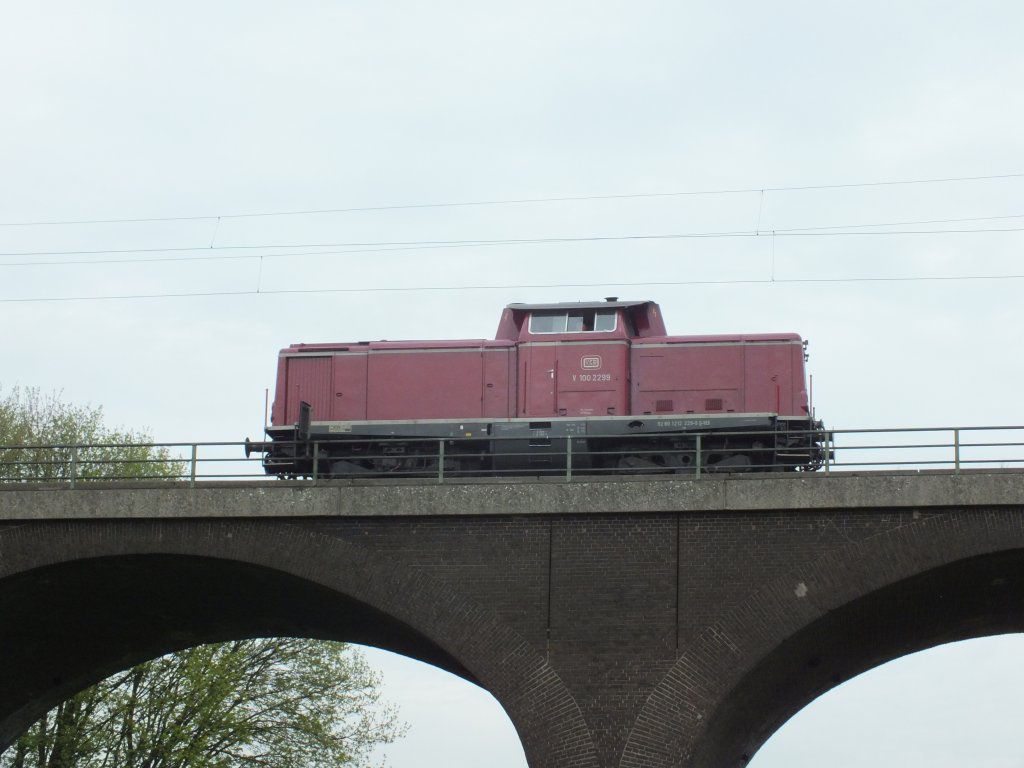 V100 2299 (92 80 1212 229-9 D-VEB) am 25.04.2013 auf der Hochfelder Rheinbr�cke in Duisburg.