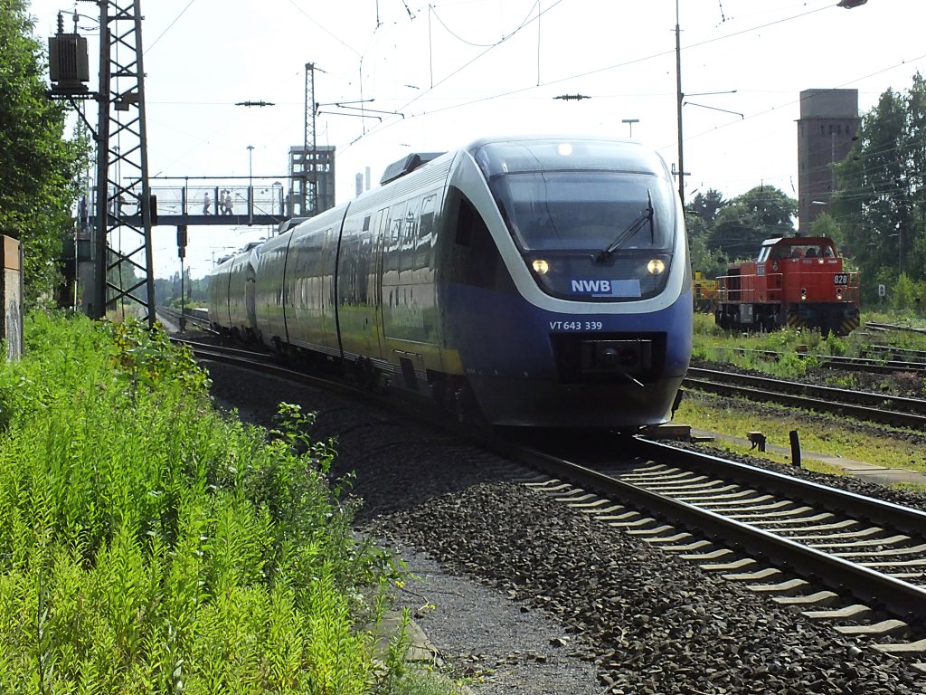 VT 643.339 (95 80 0643 339-4+95 80 0943 339-1+95 80 0643 839-3 D-NWB ), intern VT739), verl�sst am 16.7.13 Gladbeck-West. Im Hintergrung sit die RBH-Lok 828 (92 80 1275 815-9 D-RBH) sichtbar.
RE14 -> Borken