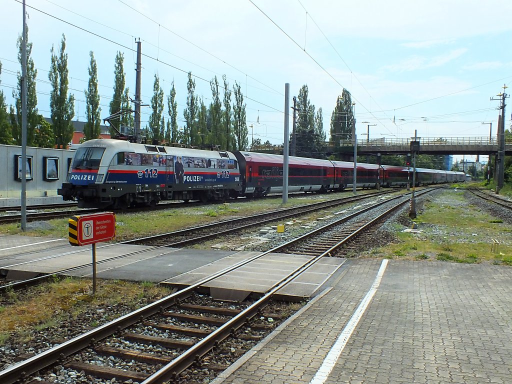 Weil's so sch�n war noch einmal: 1116 250 mit Polizei-Werbung in Bregenz, 23.7.13.