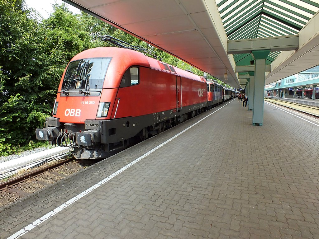 Wenig sp�ter waren die beiden Loks gekuppelt und die Fahrg�ste wurden von der Zugchefin mit Pfiffen und wilder Gestik zur�ck in die Wagen gescheucht. Zumindest die Klimaanlage hat bei knapp 35� wohl durchgehend funktioniert.