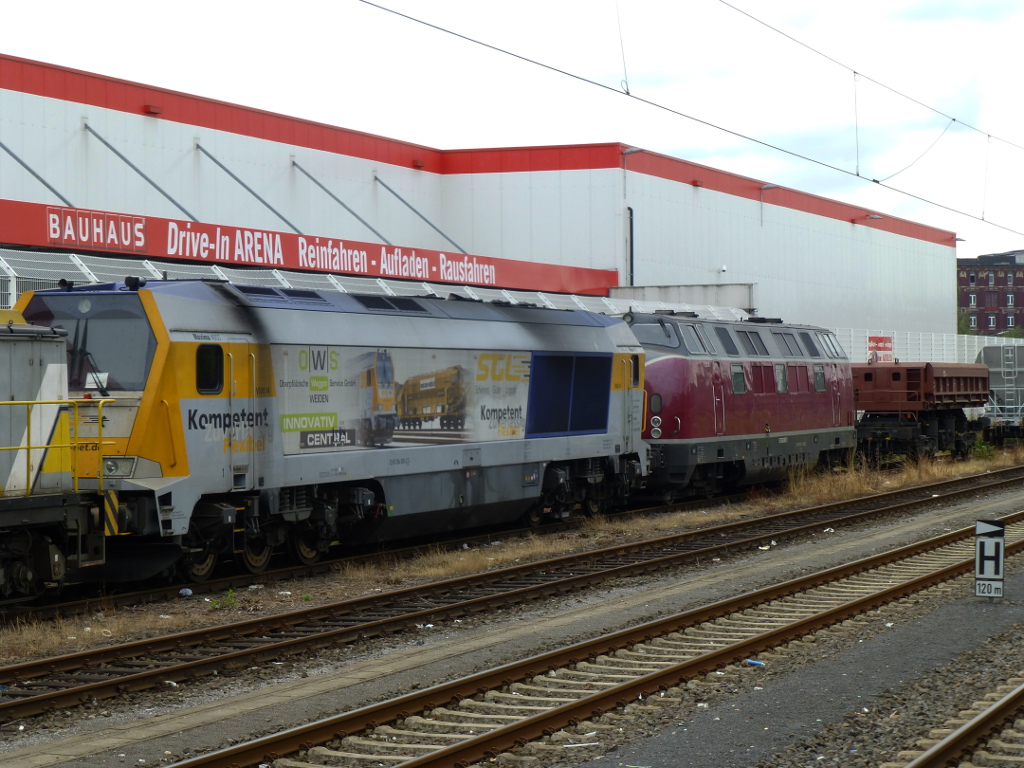 Zwei Gro�dieselloks in Oberbarmen: Eine V200 und eine Maxima (92 80 1264 009-2 D-VTLT) der SGL am 29.7.13.