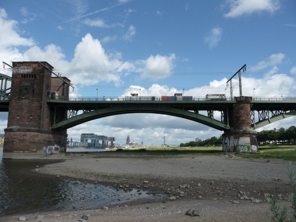 Zwei Loks der Baureihe 214, die vordere von oak capital, die hintere von der NbE am 06.08.2012 auf der K�lner S�dbr�cke.