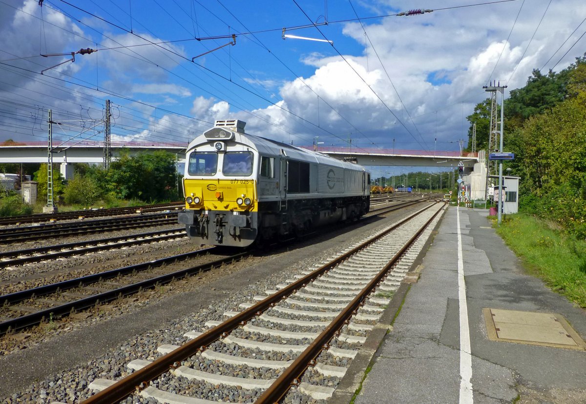 077 025 ist am 02.10.2019 in H�he Duisburg-Entenfang unterwegs in Richtung Norden.
