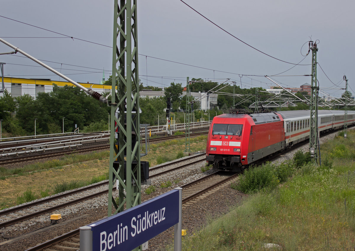 101 011 f�hrt an der Zugspitze des IC2223 in den Bahnhof Berlin-S�dkreuz ein. Mit diesem Zug habe ich �ber vier Stunden f�r die Strecke von Berlin-S�dkreuz nach Berlin-Spandau gebraucht, da aufgrund von Unwettern am 22.06. die Strecke nach Hannover gesperrt werden musste und deshalb der InterCity im Berliner Hauptbahnhof nicht abfuhr.