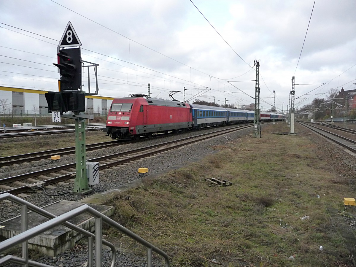 101 061 f�hrt mit EC177 nach Bratislava hl. st. �ber Praha in Berlin-S�dkreuz ein, 28.11.13. Nachdem der Himmel morgens aufriss, war es mittags ziemlich dunkel. Schade, die Najbrt-Lackierung der Wagen leuchtet eigentlich noch.