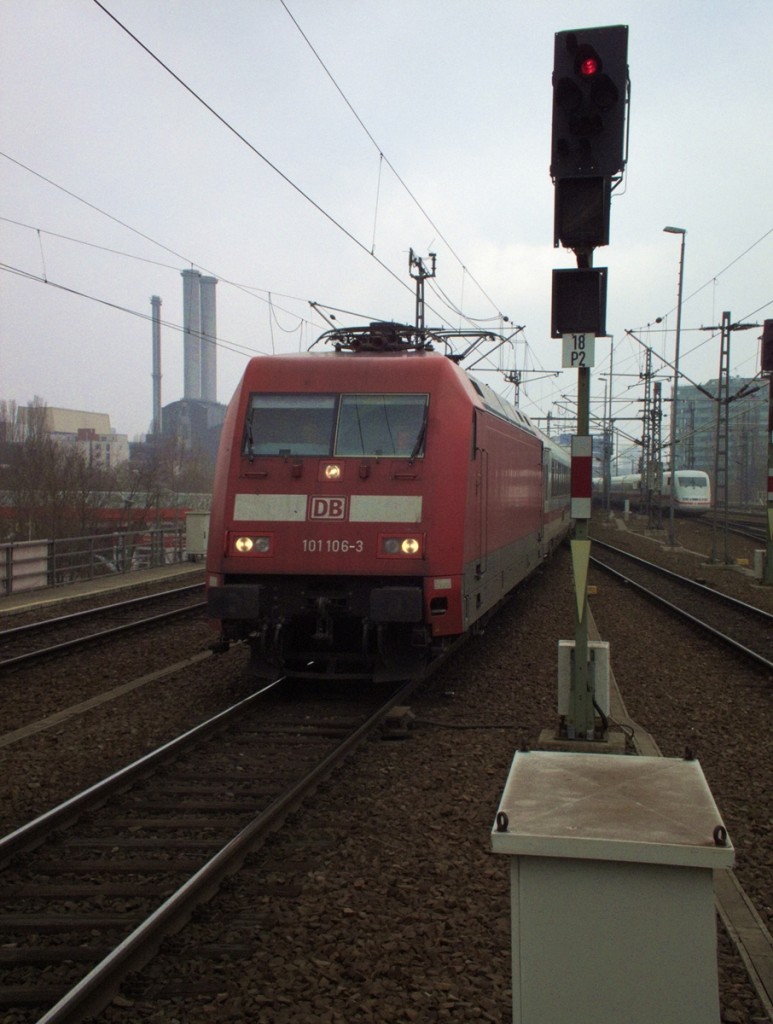 101 106 f�hrt am 6.3.14 mit dem IC 2243 (Bad Bentheim - Berlin) in Berlin Ostbahnhof ein.