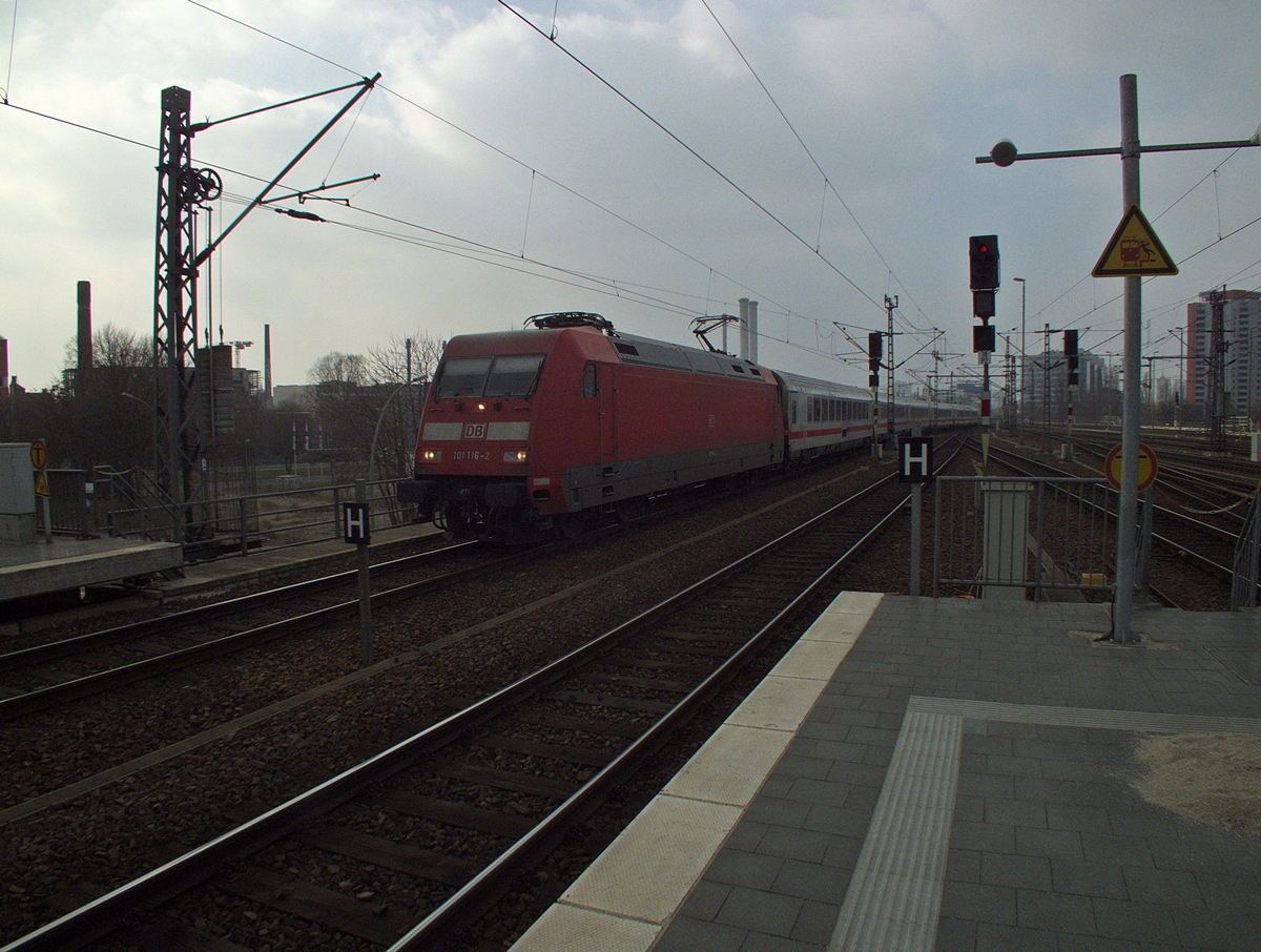 101 116 f�hrt am 6.3.14 mit einem InterCity, der eigentlich ein EuroCity sein m�sste, weil er aus den Niederlanden kommt, in Berlin Ostbahnhof ein.