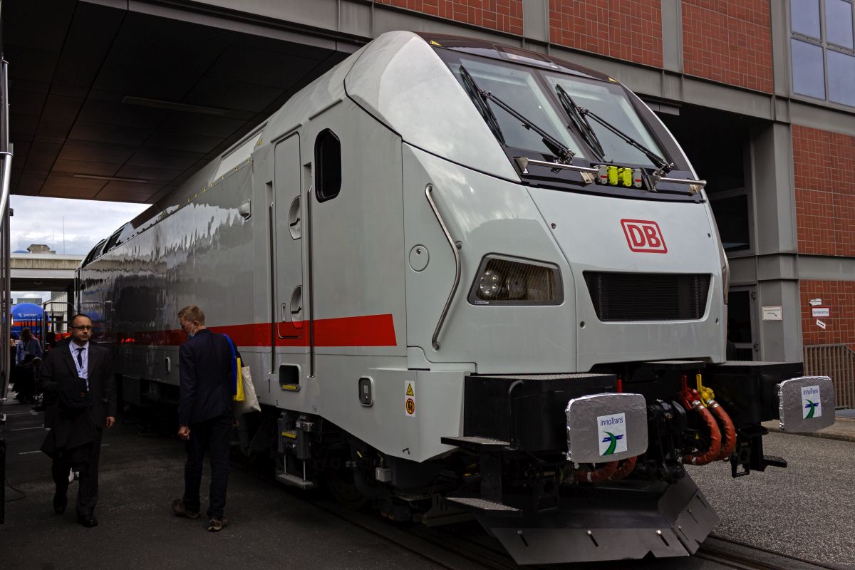 105 019 ist eine Vertreterin der von Talgo f�r den Betrieb der ICE L-Zuggarnituren der DB hergestellten Mehrsystemlokomotiven. Die Z�ge sind als Ersatz f�r die letzten klassischen InterCity der DB gedacht und sollten eigentlich bereits im Betrieb sein, aktuell ist allerdings eine Inbetriebnahme im Jahr 2026 geplant.