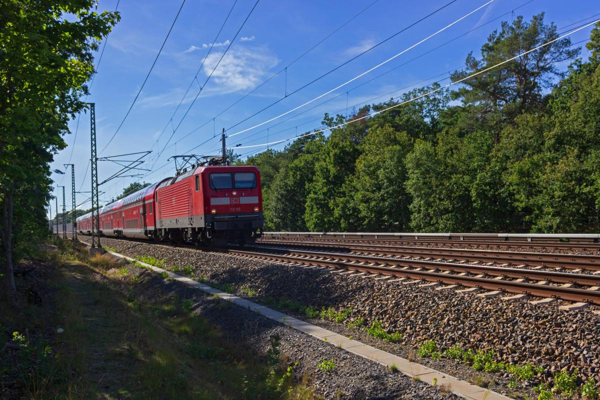 112 110 f�hrt einen RE1 in Richtung Frankfurt nahe der S-Bahn-Station Friedrichshagen dem n�chsten Halt in Erkner entgegen.