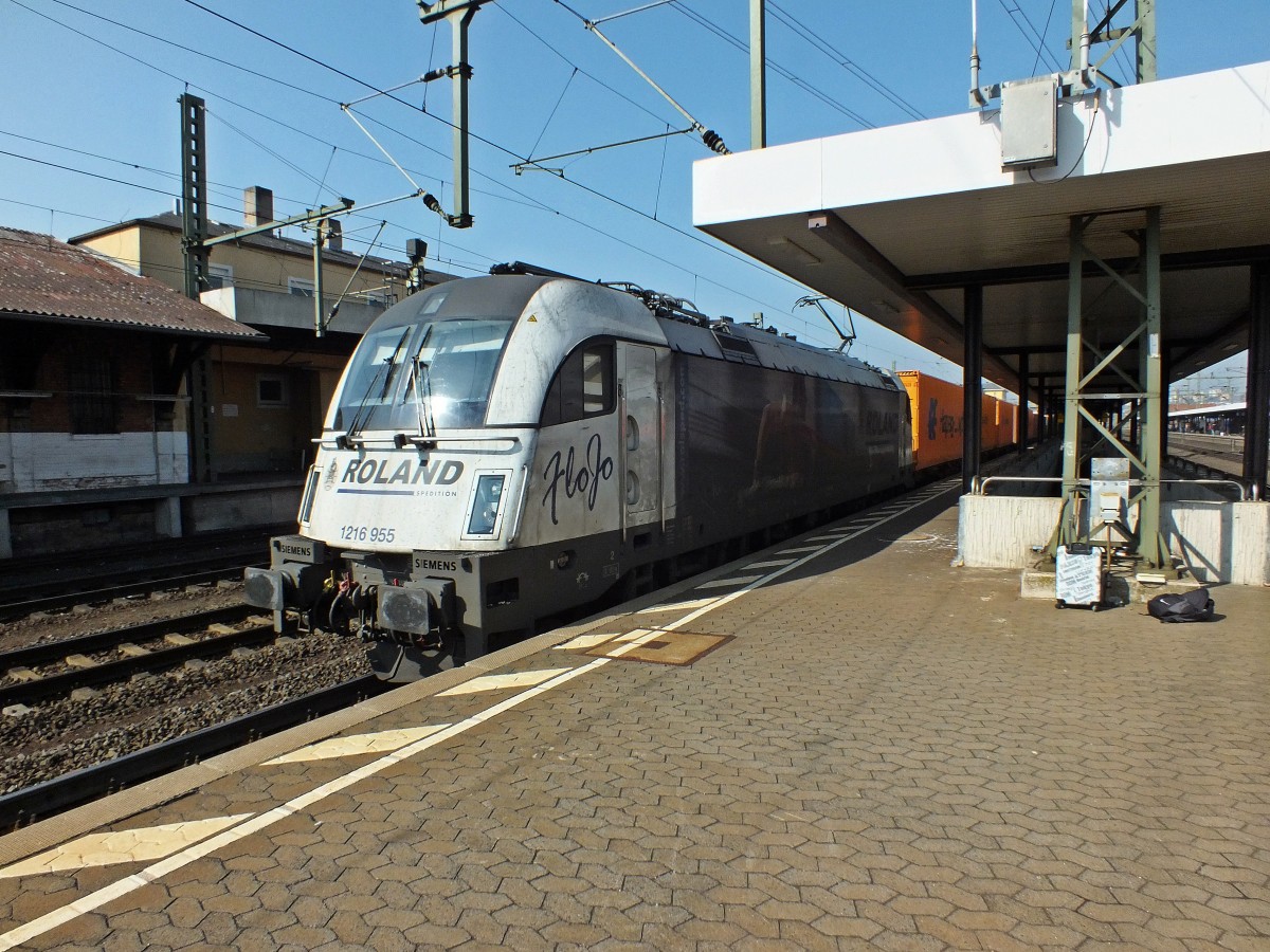 1216 955 der Wiener Lokalbahn wirbt f�r die Spedition Roland. Am 14.3.14 legte sie mit ihrem Containerzug zum Personalwechsel einen Halt im Bahnhof Fulda ein.