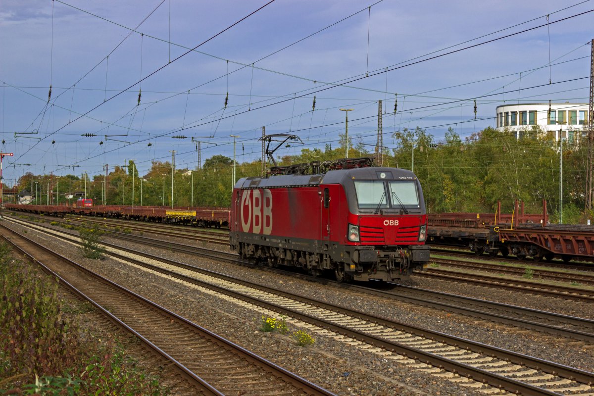 1293 197 der �BB f�hrt am 27.10.22 in Richtung Norden durch D�sseldorf-Rath.