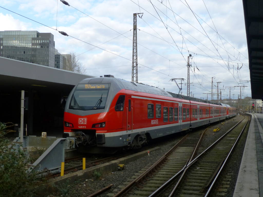1428 013 und 010 warten im Kopfteil des Essener Hauptbahnhofs auf die Abfahrt Richtung M�nster, 23.3.16