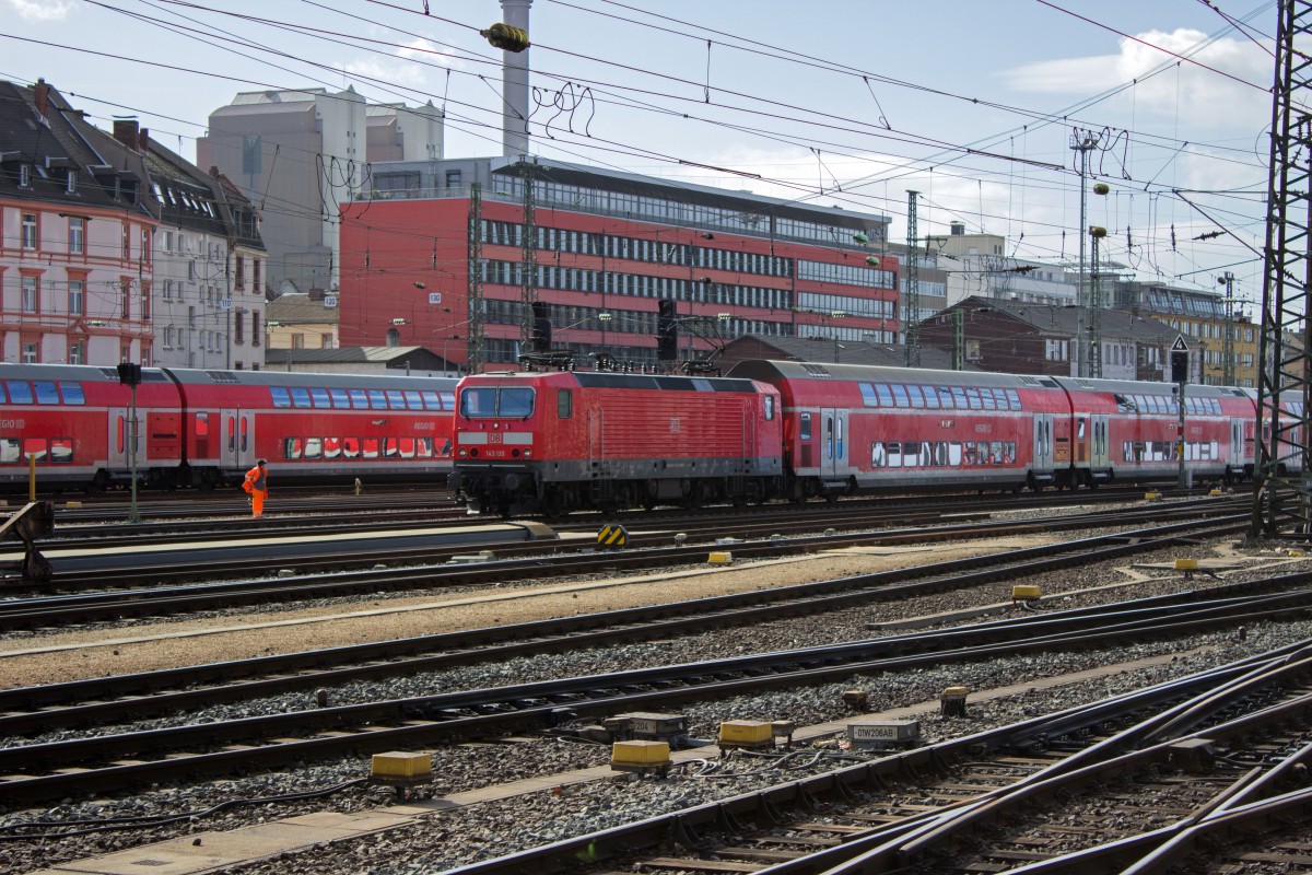 143 135 erreicht am 03.03. mit einer Dosto-Garnitur aus Limburg Frankfurt.