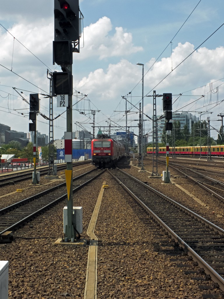 143 843 fährt mit der zweiten Ersatzgarnitur in den Ostbahnhof ein. Kein Glück hatten die Fahrgäste, die zeitnah mit diesem Zug zurück in Richtung Zoo fahren wollten: Nüscht gab's! Ewigkeiten stand der Zug auf Gleis zwei rum und blockierte alles (zumal er zum Ausfahren auch noch das stadtauswärtige Streckengleis kreuzen musste), insgesamt wenn ich mich nicht verrechnet, fast 90 Minuten. Als sie dann mal weg war, verspäteten sich plötzlich alle Züge der Gegenrichtung und sie ward nicht mehr gesehen.
Ob die Lok unter diesen Umständen ihre demnächst nötige zweite Fristverlängerung noch bekommt, oder zum sieben-Jahres-Fristalauf am 22.07. ihr Leben aushaucht, steht wohl in den Sternen.