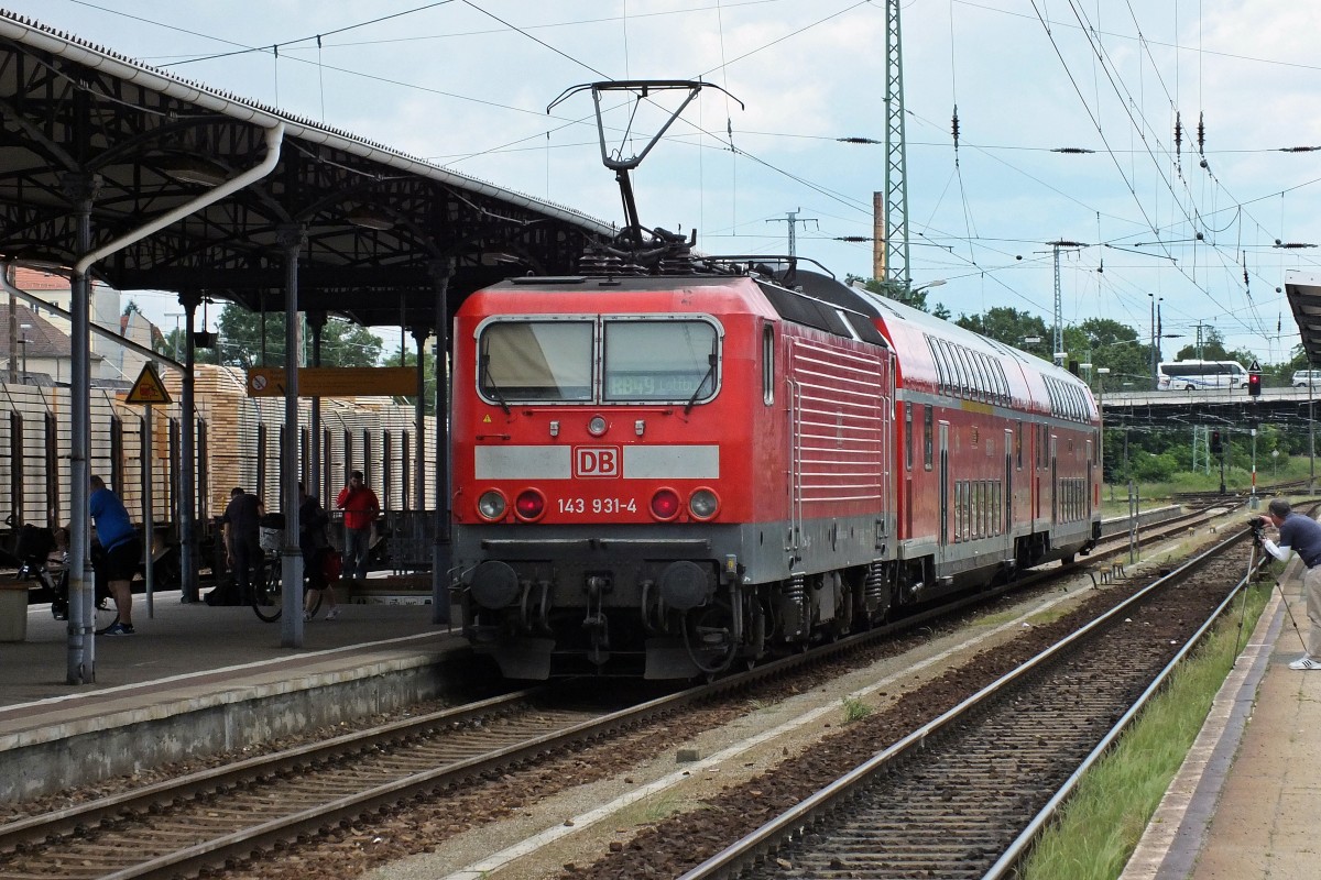 143 931 und ihr Doppelstockzug der Linie RB49, die den wohl buntesten Fahrzeugeinsatz rund um Cottbus zu bieten hat, lockte neben mir auch noch einen weiteren Fotografen an.
Stichwort bunter Fahrzeugeinsatz: Ein Zugpaar der Linie RB49 ist in Falkenberg (Eder) mit dem RE 5 nach Stralsund gekoppelt, wodurch sich ein 7-stündiger Durchlauf Stralsund-Berlin-Falkenberg-Cottbus ergibt. Dieses Zugpaar wird mit 112 + 4 RE160-Dostos gefahren. Die Garnitur fuhr zumindest am 30.5. noch eine weitere Runde ohne die Durchbindung nach Stralsund. Neben der abgebildeten Garnitur war auch ein dreitieliger Talent unterwegs.