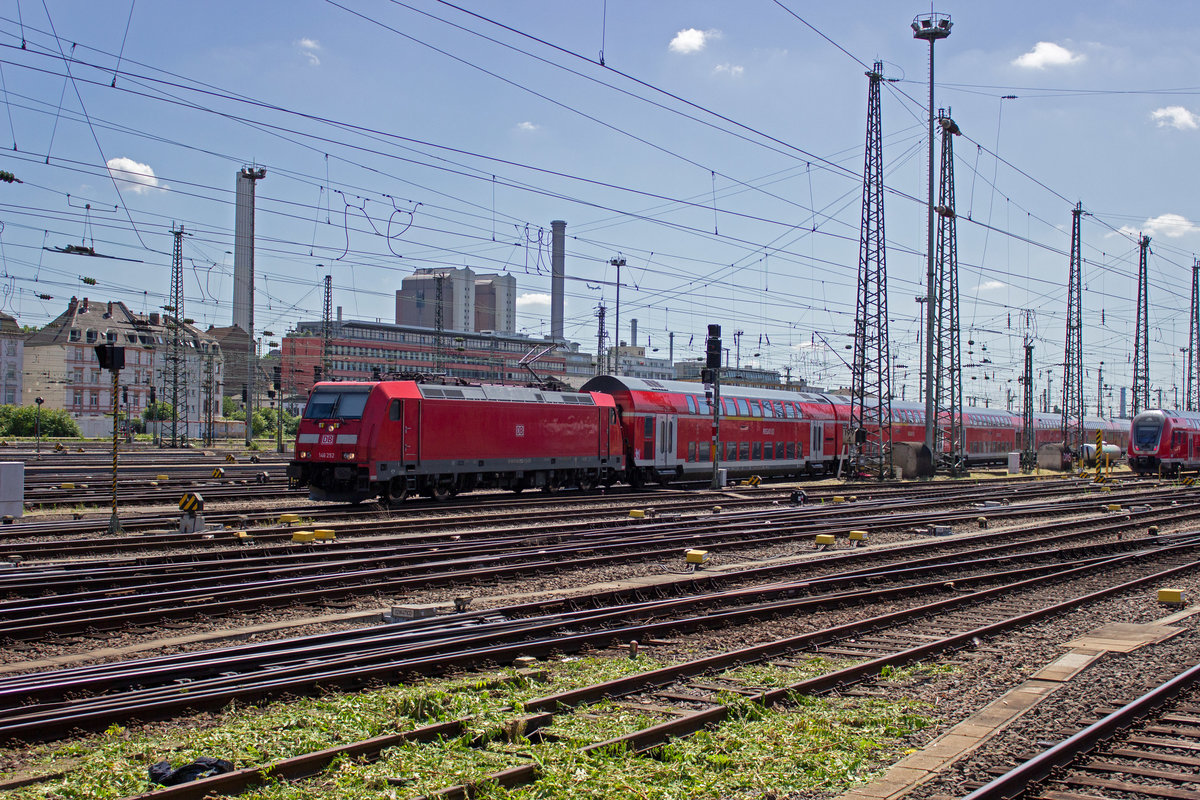 146 252 geh�rt zu den von Frankfurt aus in Richtung Kassel und Mannheim eingesetzten neuen TRAXX-Lokomotiven, hier zu sehen bei der Einfahrt in den Frankfurter Hauptbahnhof.