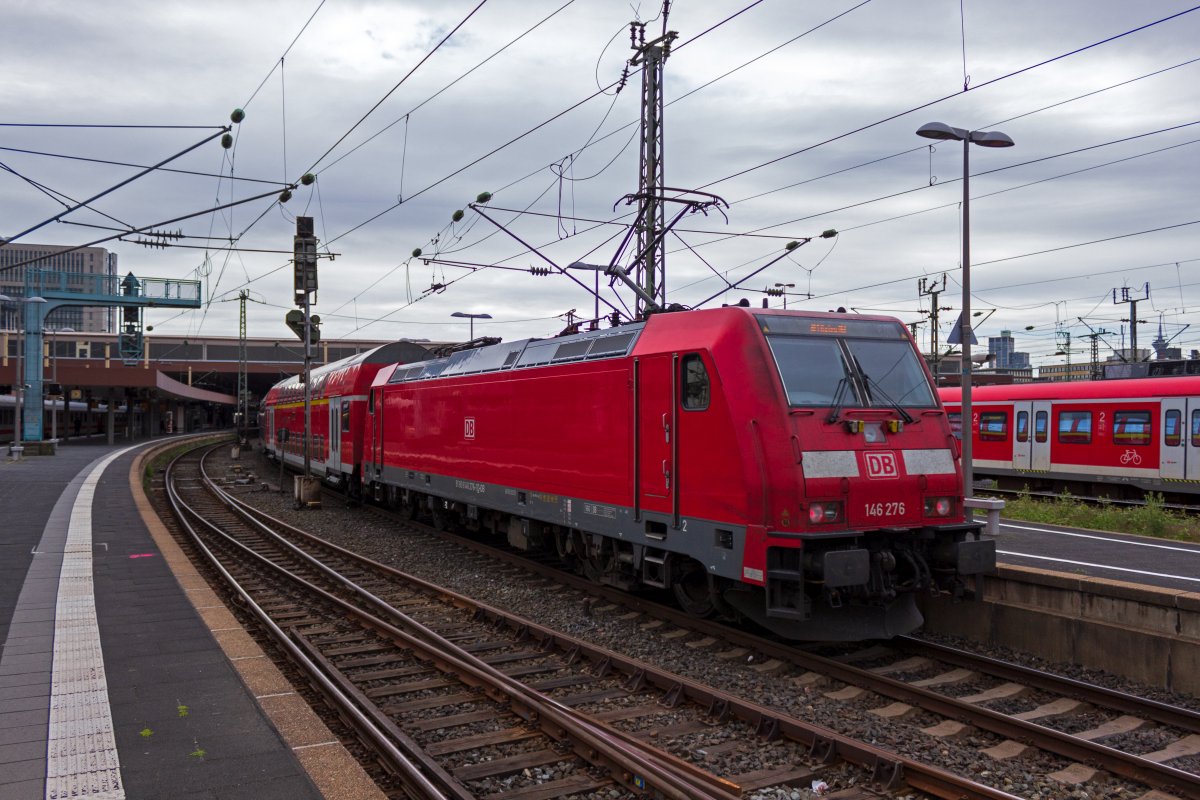 146 276 schob am 16.05.19 einen Regionalexpress in Richtung S�den in den D�sseldorfer Hauptbahnhof.
