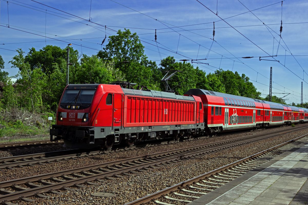 147 010 beschleunigt mit einem RE3 nach Berlin Hbf nach einem Zwischenhalt im Bahnhof Ludwigsfelde.