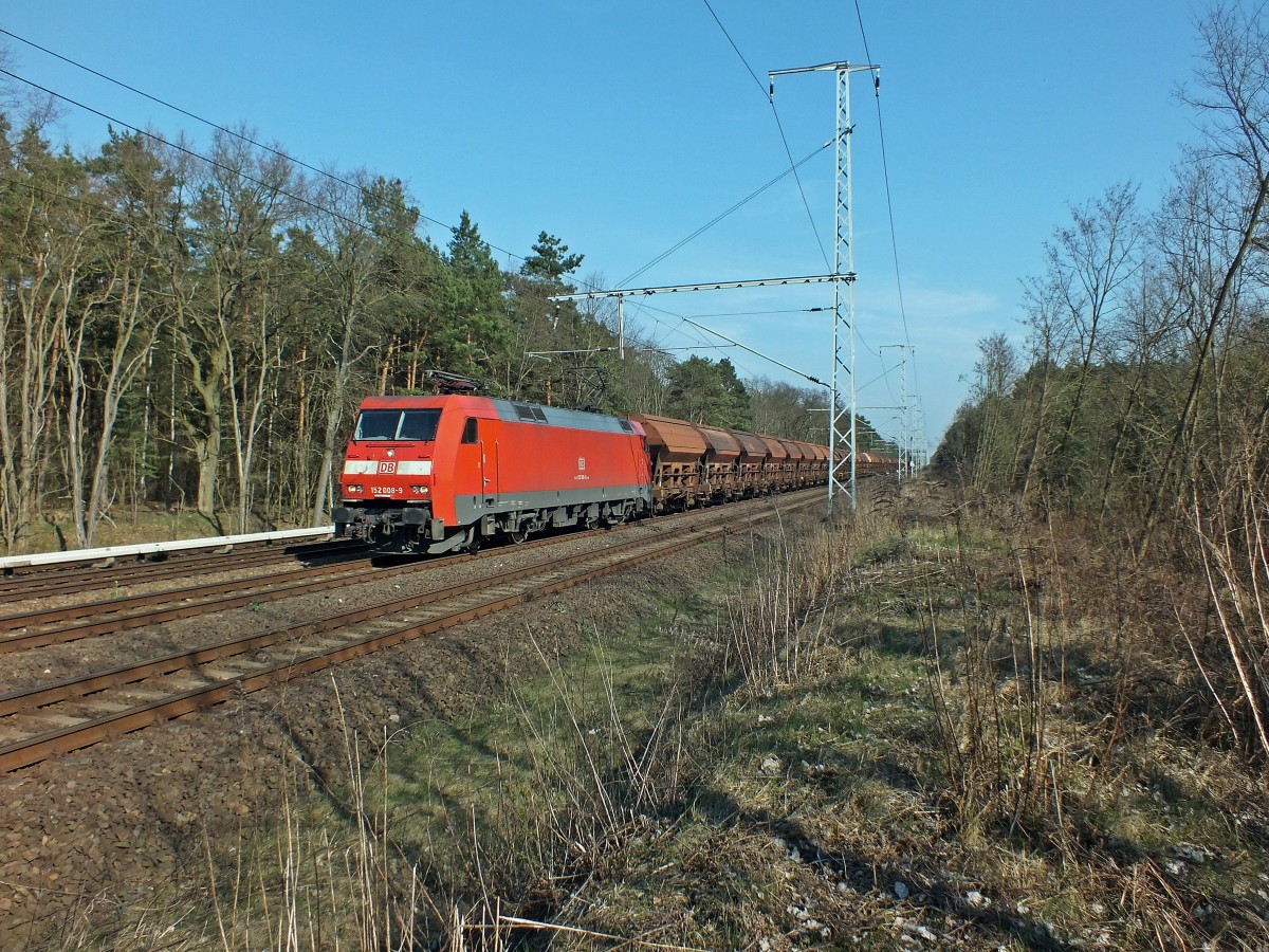 152 008 f�hrt hier am 30.3.14 bei Berlin-Friedrichshagen in Richtung Berlin. Der Zug ist �brigens mitnichten ein Ganzzug, ganz hinten gibt es noch ein paar andere Wagengruppen.