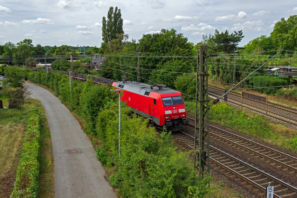 152 026 hatte am 02.08.22 einen gemischten G�terzug am Haken, mit dem unter anderem Metallschrott transportiert wurde. Hier erreicht der Zug Oberhausen-Osterfeld.